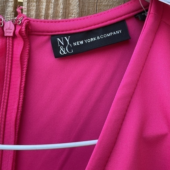 NWT New York and company fuchsia rosette romper size medium - Picture 3 of 6